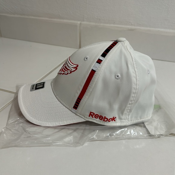 NEW Detroit Redwings Reebok Hat in size S/M UNWORN - Picture 9 of 11
